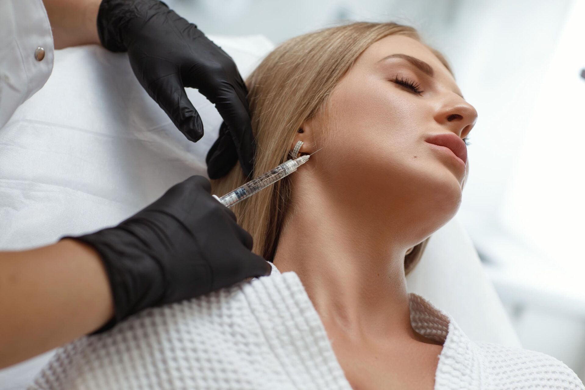 Modelovanie / contouring tváre kyselinou hyalurónovou - zväčšenie (výplň) pier či zjemnenie čeľuste